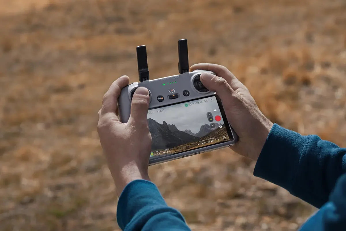 DJI RC 2 Lightweight body with a 5.5-inch FHD screen for DJI Neo 2 / Mini 5 Pro / Mavic 4 Pro Original Brand in Stock